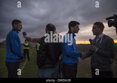 Pristina, Kosovo. 3. März 2014. Mitglieder der Nationalmannschaft Kosovo sind von lokalen TV-Stationen nach dem Training im KeK-Stadion auf der Kastriot/Obilic Bezirk von Priština interviewt. Die spielen ihre erste FIFA sanktionierte entspricht, ein Freundschaftsspiel gegen Haiti, am Mittwoch, den 5. März. Foto von HILTON/NURPHOTO JODI Jodi Hilton/NurPhoto/ZUMAPRESS.com/Alamy © Live-Nachrichten Stockfoto