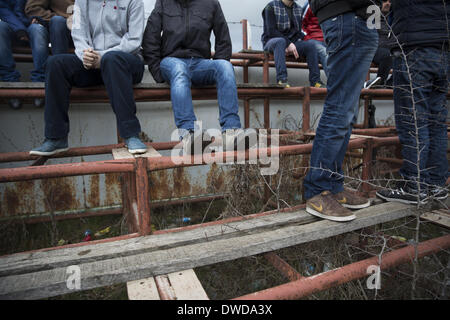 Pristina, Kosovo. 3. März 2014. Fans vor Ort beobachten Praxis bei der KeK-Stadion am Kastriot/Obilic Bezirk von Priština. Die spielen ihre erste FIFA sanktionierte entspricht, ein Freundschaftsspiel gegen Haiti, am Mittwoch, den 5. März. Foto von HILTON/NURPHOTO JODI Jodi Hilton/NurPhoto/ZUMAPRESS.com/Alamy © Live-Nachrichten Stockfoto