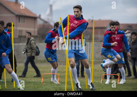 Pristina, Kosovo. 3. März 2014. Avni Pepa, der für Sandnes Ulf in Norwegen, Praktiken mit dem Kosovo Nationalteam bei der KeK-Stadion am Kastriot/Obilic Bezirk von Priština, in der Nähe von Kosovo Kraftwerk, beschrieben als die schlimmsten Einzelpunkt-Quelle der Verunreinigung in Europa spielt. Die spielen ihre erste FIFA sanktionierte entspricht, ein Freundschaftsspiel gegen Haiti, am Mittwoch, den 5. März. Foto von HILTON/NURPHOTO JODI Jodi Hilton/NurPhoto/ZUMAPRESS.com/Alamy © Live-Nachrichten Stockfoto