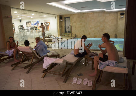 Pristina, Kosovo. 3. März 2014. Kosovo National Football Teamspieler entspannen Sie in einem Hotel-Schwimmbad in Pristina vor ihrem Spiel. Die spielen ihre erste FIFA sanktionierte entspricht, ein Freundschaftsspiel gegen Haiti, am Mittwoch, den 5. März. Foto von HILTON/NURPHOTO JODI Jodi Hilton/NurPhoto/ZUMAPRESS.com/Alamy © Live-Nachrichten Stockfoto