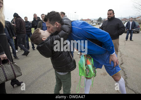 Pristina, Kosovo. 4. März 2014. Albert Bunjaku, der normalerweise für die Schweizer Nationalmannschaft spielt küsst seinen Sohn Dion nach Kosovo National Teamübung im KeK-Stadion auf der Kastriot/Obilic Bezirk von Priština. Die spielen ihre erste FIFA sanktionierte entspricht, ein Freundschaftsspiel gegen Haiti, am Mittwoch, den 5. März. Foto von HILTON/NURPHOTO JODI Jodi Hilton/NurPhoto/ZUMAPRESS.com/Alamy © Live-Nachrichten Stockfoto