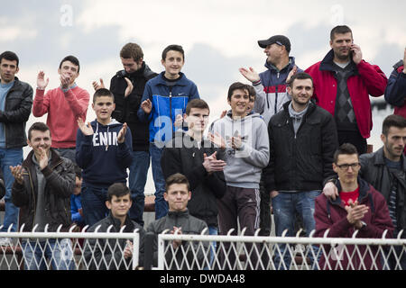 Pristina, Kosovo. 4. März 2014. Fans der Nationalmannschaft Kosovo ansehen, Praxis an der KeK-Stadion am Kastriot/Obilic Bezirk von Priština. Die spielen ihre erste FIFA sanktionierte entspricht, ein Freundschaftsspiel gegen Haiti, am Mittwoch, den 5. März. Foto von HILTON/NURPHOTO JODI Jodi Hilton/NurPhoto/ZUMAPRESS.com/Alamy © Live-Nachrichten Stockfoto