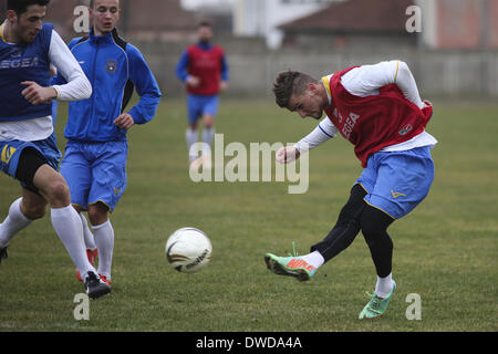 Pristina, Kosovo. 4. März 2014. Flamur Kastrati, Recht, praktiziert mit der Nationalmannschaft Kosovo-Praxis bei der KeK-Stadion am Kastriot/Obilic Bezirk von Priština. Die spielen ihre erste FIFA sanktionierte entspricht, ein Freundschaftsspiel gegen Haiti, am Mittwoch, den 5. März. Foto von HILTON/NURPHOTO JODI Jodi Hilton/NurPhoto/ZUMAPRESS.com/Alamy © Live-Nachrichten Stockfoto