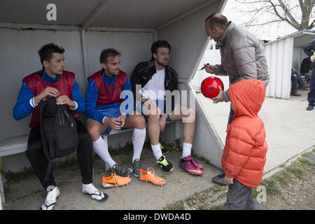 Pristina, Kosovo. 4. März 2014. Ein Fan mit sammelt Unterschriften von Mitgliedern der Kosovo Nationalmannschaft nach dem Training im KeK-Stadion auf der Kastriot/Obilic Bezirk von Priština. Die spielen ihre erste FIFA sanktionierte entspricht, ein Freundschaftsspiel gegen Haiti, am Mittwoch, den 5. März. Foto von HILTON/NURPHOTO JODI Jodi Hilton/NurPhoto/ZUMAPRESS.com/Alamy © Live-Nachrichten Stockfoto