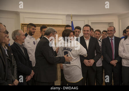 Pristina, Kosovo. 4. März 2014. Mitglieder und Direktoren der Kosovo Nationalmannschaft besuchen der Präsident des Kosovo Atifete Jahjaga vor das erste FIFA sanktionierte Match, ein Freundschaftsspiel gegen Haiti, am Mittwoch, den 5. März. Foto von HILTON/NURPHOTO JODI Jodi Hilton/NurPhoto/ZUMAPRESS.com/Alamy © Live-Nachrichten Stockfoto