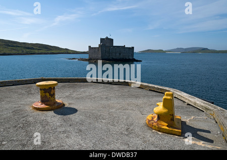 Kisimul Castle vom Hafen, Castlebay, Isle of Barra, Western Isles, Schottland. Stockfoto