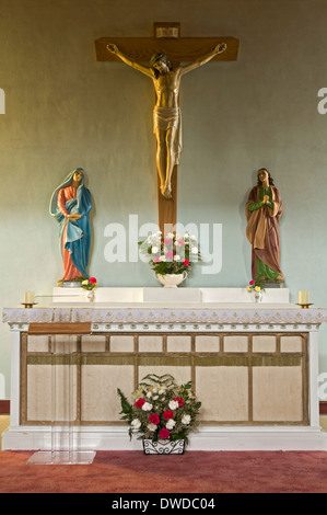 Der Altar der Kirche Our Lady of Sorrows bei Garrynamonie, South Uist, Western Isles, Schottland, Vereinigtes Königreich Stockfoto