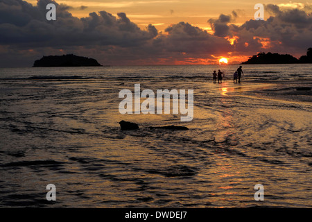 Familie am Klong Prao Beach bei Sonnenuntergang, Insel Koh Chang, Thailand. Stockfoto