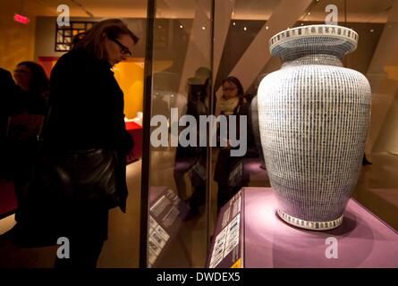 Toronto, Kanada. 5. März 2014. Besucher sehen eine Vase der Qing Dynastie (1644-1911) aus dem Palace Museum of China während der Medientag der Ausstellung "die Verbotene Stadt: Inside the Court of China Kaiser an das Royal Ontario Museum in Toronto, Kanada, 5. März 2014. Diese sechs-Monats-Ausstellung bringt nach Kanada für die erste Zeit etwa 250 Schätze der Palast Museum of China, die chinesischen imperialen Lebens gehörten, und bietet auch die Möglichkeit für die Kanadier über Chinas lange und faszinierende Geschichte und traditionelle Kultur lernen. © Zou Zheng/Xinhua/Alamy Live-Nachrichten Stockfoto