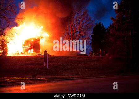 Conover, North Carolina, USA. 4. März 2014. Die Feuerwehr Conover in Conover North Carolina hält ein kontrolliertes brennen Feuer in der Dämmerung auf Rock Scheune Straße 4. März 2014. Credit: Ken Howard/Alamy Live-Nachrichten Stockfoto