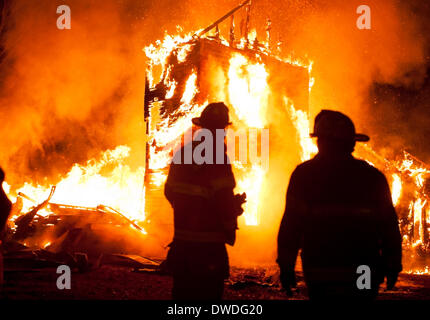 Conover, North Carolina, USA. 4. März 2014. Die Feuerwehr Conover in Conover North Carolina hält ein kontrolliertes brennen Feuer in der Dämmerung auf Rock Scheune Straße 4. März 2014. Credit: Ken Howard/Alamy Live-Nachrichten Stockfoto