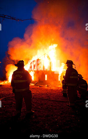 Conover, North Carolina, USA. 4. März 2014. Die Feuerwehr Conover in Conover North Carolina hält ein kontrolliertes brennen Feuer in der Dämmerung auf Rock Scheune Straße 4. März 2014. Credit: Ken Howard/Alamy Live-Nachrichten Stockfoto