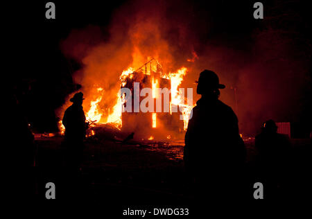 Conover, North Carolina, USA. 4. März 2014. Die Feuerwehr Conover in Conover North Carolina hält ein kontrolliertes brennen Feuer in der Dämmerung auf Rock Scheune Straße 4. März 2014. Credit: Ken Howard/Alamy Live-Nachrichten Stockfoto