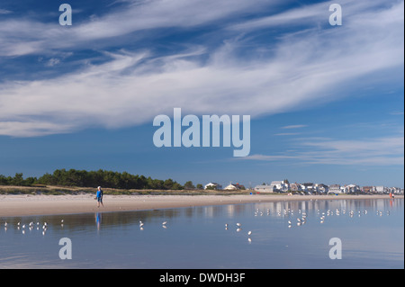 Ältere Frau zu Fuß am Strand von Moody, Maine, USA. Stockfoto