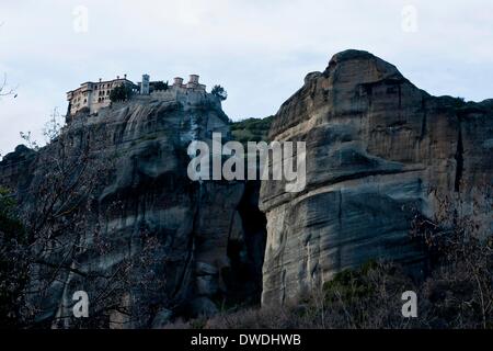 (140306)--TRIKALA (Griechenland), 6. März 2014 (Xinhua)--Foto am 5. März 2014 zeigt die Meteora-Klöster, etwa 350 Kilometer nordwestlich von Athen, Hauptstadt von Griechenland. Meteora bedeutet "Suspended in der Luft" auf Griechisch. In einer Region der fast unzugänglichen Sandstein Gipfel setzen sich Mönche ab auf diese "Säulen des Himmels" aus dem 11. Jahrhundert. 24 dieser Klöster wurden trotz der unglaublichen Schwierigkeiten, zum Zeitpunkt der großen Erweckung des eremitic Ideals im 15. Jahrhundert gebaut. Ihre Fresken aus dem 16. Jahrhundert markiert eine wichtige Etappe in der Entwicklung der Post-byzantinischen Malerei. Jetzt th Stockfoto