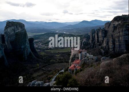 (140306)--TRIKALA (Griechenland), 6. März 2014 (Xinhua)--Foto am 5. März 2014 zeigt die Meteora-Klöster, etwa 350 Kilometer nordwestlich von Athen, Hauptstadt von Griechenland. Meteora bedeutet "Suspended in der Luft" auf Griechisch. In einer Region der fast unzugänglichen Sandstein Gipfel setzen sich Mönche ab auf diese "Säulen des Himmels" aus dem 11. Jahrhundert. 24 dieser Klöster wurden trotz der unglaublichen Schwierigkeiten, zum Zeitpunkt der großen Erweckung des eremitic Ideals im 15. Jahrhundert gebaut. Ihre Fresken aus dem 16. Jahrhundert markiert eine wichtige Etappe in der Entwicklung der Post-byzantinischen Malerei. Jetzt th Stockfoto