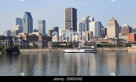 Montreal-Skyline und Kreuzfahrt-Boot am Sankt-Lorenz-Strom Stockfoto