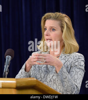 Washington, USA. 5. März 2014. Deputy unter Secretary Of Defense für Strategie, Pläne und Kraft Entwicklung Christine Wormuth spricht auf eine Quadrennial Defense Review (QDR) Briefing in Washington, D.C., Hauptstadt der Vereinigten Staaten am 5. März 2014. Christine Wormuth lieferte einen Überblick über die QDR-Verfahren und Ziele und die wichtigsten Ergebnisse zusammengefasst. Die QDR ist eine gesetzlich vorgeschriebene Überprüfung der Department of Defense-Strategie und Prioritäten der Kongress alle vier Jahre vorgelegt wird. Bildnachweis: Bao Dandan/Xinhua/Alamy Live-Nachrichten Stockfoto