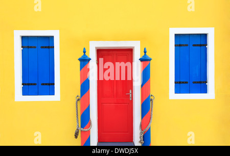 Bunte Fenster und Türen in Burano, in der Nähe von Venedig, Italien Stockfoto