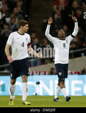 London, UK. 5. März 2014. Daniel Sturridge(R) von England feiert scoring während einer internationalen Freundschaftsspiel zwischen England und Dänemark im Wembley Stadion in London, England am 5. März 2014. England gewann mit 1: 0. Bildnachweis: Wang Lili/Xinhua/Alamy Live-Nachrichten Stockfoto
