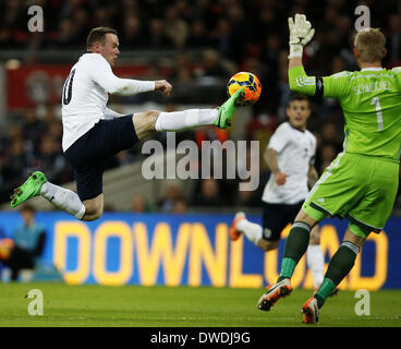 London, UK. 5. März 2014. Wayne Rooney(R) von England steuert den Ball bei einem internationalen Freundschaftsspiel zwischen England und Dänemark im Wembley Stadion in London, Großbritannien am 5. März 2014. England gewann mit 1: 0. Bildnachweis: Wang Lili/Xinhua/Alamy Live-Nachrichten Stockfoto