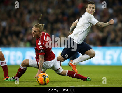 London, UK. 5. März 2014. Jack Wilshere (R) von England geht der Ball bei einem internationalen Freundschaftsspiel zwischen England und Dänemark im Wembley Stadion in London, England am 5. März 2014. England gewann mit 1: 0. Bildnachweis: Wang Lili/Xinhua/Alamy Live-Nachrichten Stockfoto