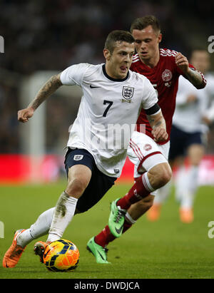 London, UK. 5. März 2014. Jack Wilshere(L) von England durchbricht während einer internationalen Freundschaftsspiel zwischen England und Dänemark im Wembley Stadion in London, England am 5. März 2014. England gewann mit 1: 0. Bildnachweis: Wang Lili/Xinhua/Alamy Live-Nachrichten Stockfoto