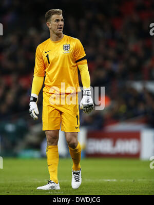 London, UK blickt auf in einem internationalen Freundschaftsspiel zwischen Großbritannien und Dänemark im Wembley Stadion in London. 5. März 2014. Joe Hart, blickt Torwart von England auf in ein Internationales Freundschaftsspiel zwischen England und Dänemark im Wembley Stadion in London, Großbritannien am 5. März 2014. England gewann mit 1: 0. Bildnachweis: Wang Lili/Xinhua/Alamy Live-Nachrichten Stockfoto
