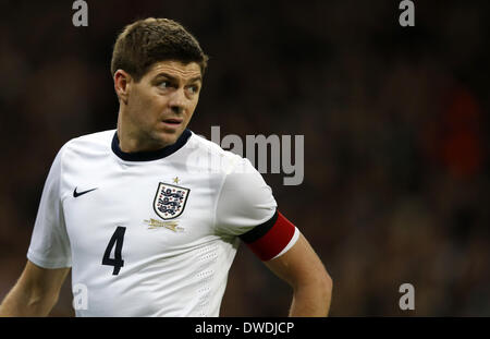 London, UK blickt auf in einem internationalen Freundschaftsspiel zwischen Großbritannien und Dänemark im Wembley Stadion in London. 5. März 2014. Steven Gerrard, Kapitän von England blickt auf in ein Internationales Freundschaftsspiel zwischen England und Dänemark im Wembley Stadion in London, England am 5. März 2014. England gewann mit 1: 0. Bildnachweis: Wang Lili/Xinhua/Alamy Live-Nachrichten Stockfoto