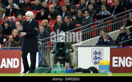 London, UK blickt auf in einem internationalen Freundschaftsspiel zwischen Großbritannien und Dänemark im Wembley Stadion in London. 5. März 2014. Morten Olsen(L), Manager von Dänemark gibt Anweisungen wie Roy Hodgson, Manager von England blickt auf in einem internationalen Freundschaftsspiel zwischen England und Dänemark im Wembley Stadion in London, Großbritannien am 5. März 2014. Dänemark verliert 0: 1. Bildnachweis: Wang Lili/Xinhua/Alamy Live-Nachrichten Stockfoto