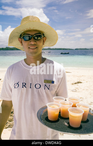 Einen erfrischenden Rumpunsch grüßt Passagiere aus der Aussie Expedition Kreuzer Orion auf Kennedy Island, Salomonen Stockfoto