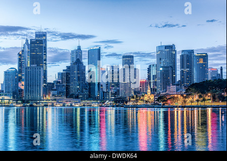 Die Lichter der Stadt von Sydney zu reflektieren, auf dem Wasser in den Hafen New South Wales in Australien Stockfoto