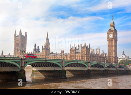 Houses of Parliament, Westminster Bridge und Big Ben in der Abenddämmerung, London, England Stockfoto