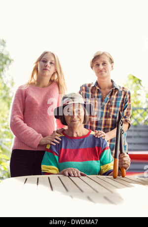 Porträt von drei Generationen Frauen in Hof Stockfoto