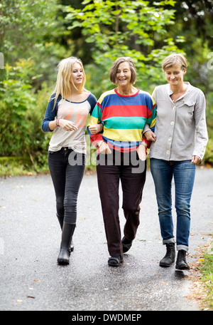 Drei Generationen Frauen gehen auf der Straße Stockfoto