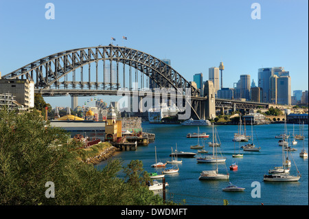 Die Harbor Bridge of Sydney Australia und den Hafen zeigen, Luna Park und kleinen Booten. Stockfoto