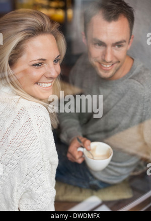 Glückliches Paar Blick aus Fenster Café bei Kaffee Stockfoto