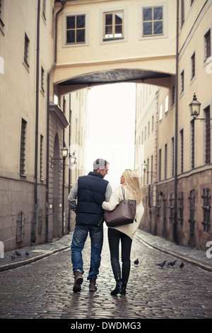 Rückansicht des Paares zu Fuß auf Stadtstraße Stockfoto