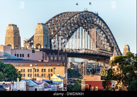 Sydney Harbour Bridge, Blick über die Dächer von den Felsen-Bereich Stockfoto