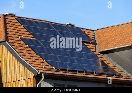 Solarstrom Energie Platten ausgestattet, um neue Hausdach, die Erzeugung von Strom aus Sonnenlicht Stockfoto