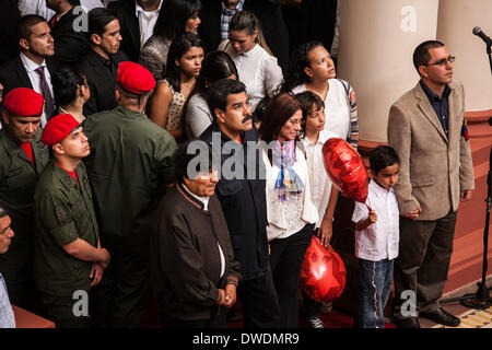 Caracas, Venezuela. 5. März 2014. Venezuelan President Nicolas Maduro (C), seine Ehefrau Cilia Flores (zentrale R) und der bolivianische Präsident Evo Morales (3. L) während die Hommage an späten Venezuelas Präsident Hugo Chavez anlässlich der ersten Jahrestag seines Todes, den Berg Barracks in Caracas, Venezuela, am 5. März 2014 teilnehmen. Bildnachweis: Boris Vergara/Xinhua/Alamy Live-Nachrichten Stockfoto