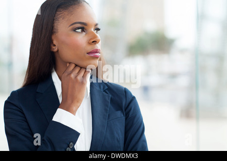 nachdenklich afrikanischen Geschäftsfrau Blick durch Fenster Stockfoto