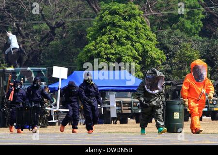 Quezon City, Philippinen. 6. März 2014. Soldaten der philippinischen Armee in Hazmat Anzügen Teilnahme an die chemische, biologische, radiologische und nukleare Sprengstoff (CBRNE) Fähigkeit Demonstration am Camp Aguinaldo in Quezon City, Philippinen, 6. März 2014. Bildnachweis: Rouelle Umali/Xinhua/Alamy Live-Nachrichten Stockfoto