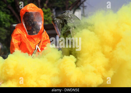 Quezon City, Philippinen. 6. März 2014. Soldaten der philippinischen Armee in Hazmat Anzügen Teilnahme an die chemische, biologische, radiologische und nukleare Sprengstoff (CBRNE) Fähigkeit Demonstration am Camp Aguinaldo in Quezon City, Philippinen, 6. März 2014. Bildnachweis: Rouelle Umali/Xinhua/Alamy Live-Nachrichten Stockfoto