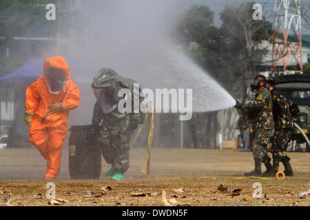 Quezon City, Philippinen. 6. März 2014. Soldaten der philippinischen Armee teilnehmen an die chemische, biologische, radiologische und nukleare Sprengstoff (CBRNE) Fähigkeit Demonstration am Camp Aguinaldo in Quezon City, Philippinen, 6. März 2014. Bildnachweis: Rouelle Umali/Xinhua/Alamy Live-Nachrichten Stockfoto