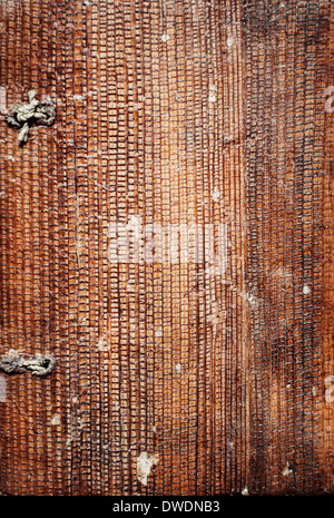 Deckel eines alten Buches braunem Papier durchbohrt mit string Stockfoto