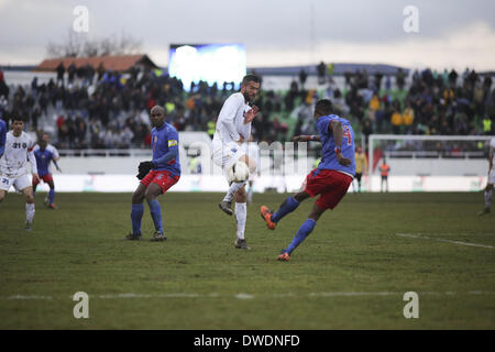 Pristina, Kosovo. 5. März 2014. Liridon Krasniqi, der spielt wie ein Mittelfeldspieler für das TFF 1. Liga Club Fethiyespor spielen für die Nationalmannschaft Kosovo während ihrer ersten FIFA Match, ein Freundschaftsspiel gegen Haiti, am Mittwoch, den 5. März sanktioniert. Das Spiel endete in einem Unentschieden 0: 0. Foto von JODI HILTON/NURPHOTO Credit: Jodi Hilton/NurPhoto/ZUMAPRESS.com/Alamy Live-Nachrichten Stockfoto