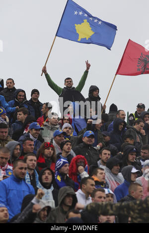 Pristina, Kosovo. 5. März 2014. Fans halten, dass Kosovo und albanischen Fahnen auf Kosovo Nationalmannschaft ersten FIFA sanktioniert, ein Freundschaftsspiel gegen Haiti, am Mittwoch, den 5. März in Mitrovica, Kosvo übereinstimmen. Das Spiel endete in einem Unentschieden 0: 0. Foto von JODI HILTON/NURPHOTO Credit: Jodi Hilton/NurPhoto/ZUMAPRESS.com/Alamy Live-Nachrichten Stockfoto