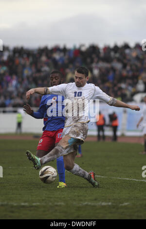 Pristina, Kosovo. 5. März 2014. Eintracht Frankfurt Mittelfeldspieler Enis Bunjaku spielt für Kosovo Nationalmannschaft gegen Haitis Stephane Lambese. Kosovo spielten ihr erstes FIFA sanktionierte Spiel, ein Freundschaftsspiel gegen Haiti, am Mittwoch, den 5. März. Das Spiel endete in einem Unentschieden 0: 0. Foto von JODI HILTON/NURPHOTO Credit: Jodi Hilton/NurPhoto/ZUMAPRESS.com/Alamy Live-Nachrichten Stockfoto