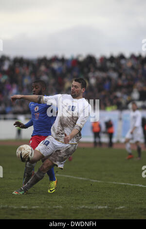 Pristina, Kosovo. 5. März 2014. Eintracht Frankfurt Mittelfeldspieler Enis Bunjaku spielt für Kosovo Nationalmannschaft gegen Haitis Stephane Lambese. Kosovo spielten ihr erstes FIFA sanktionierte Spiel, ein Freundschaftsspiel gegen Haiti, am Mittwoch, den 5. März. Das Spiel endete in einem Unentschieden 0: 0. Foto von JODI HILTON/NURPHOTO Credit: Jodi Hilton/NurPhoto/ZUMAPRESS.com/Alamy Live-Nachrichten Stockfoto